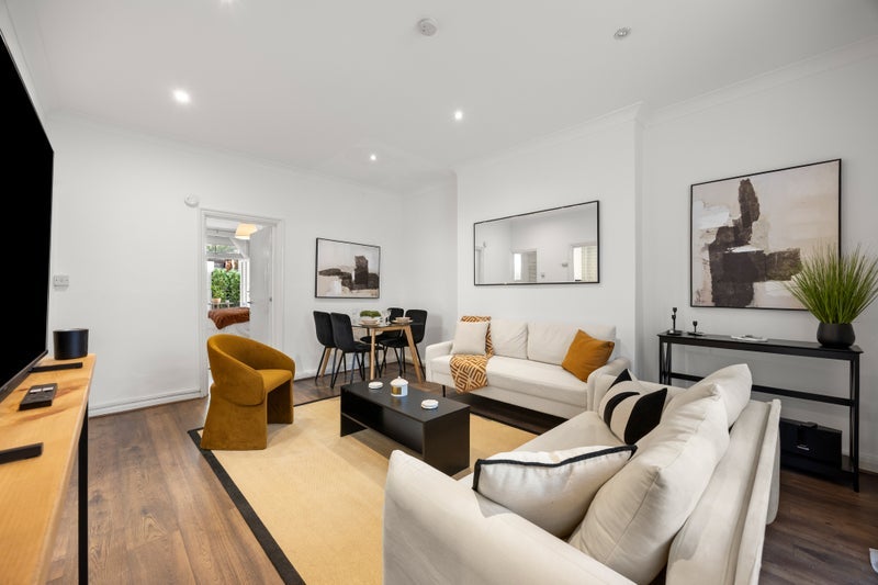 Flat Eardley Crescent in Greater London