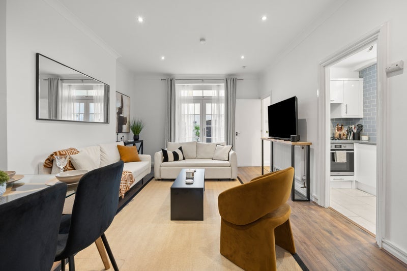Flat Eardley Crescent in Greater London