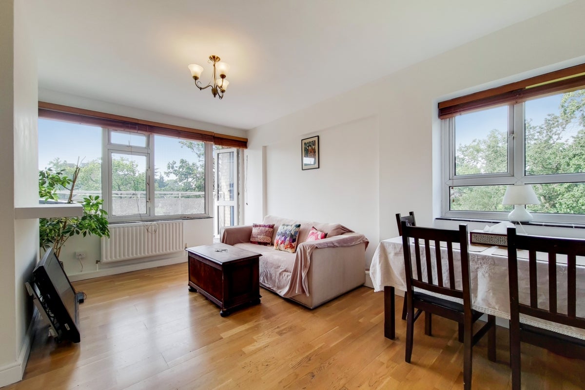 Flat Swanton Gardens in Greater London
