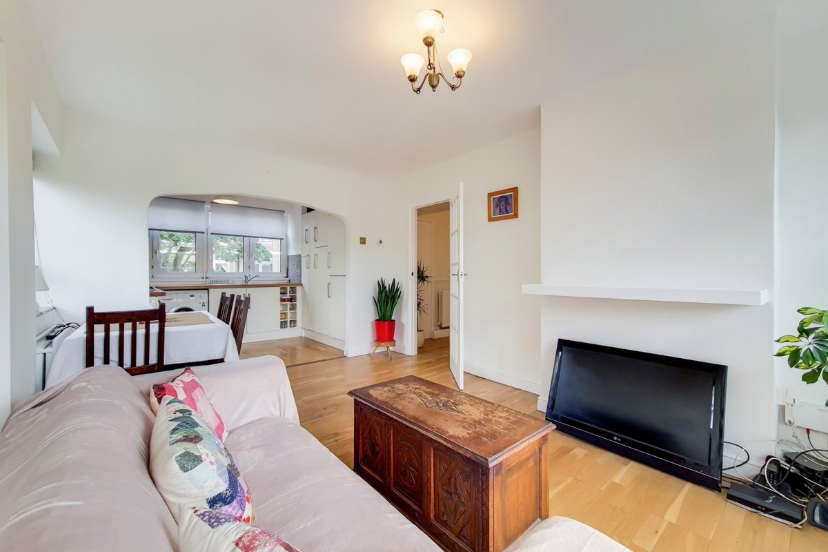 Flat Swanton Gardens in Greater London