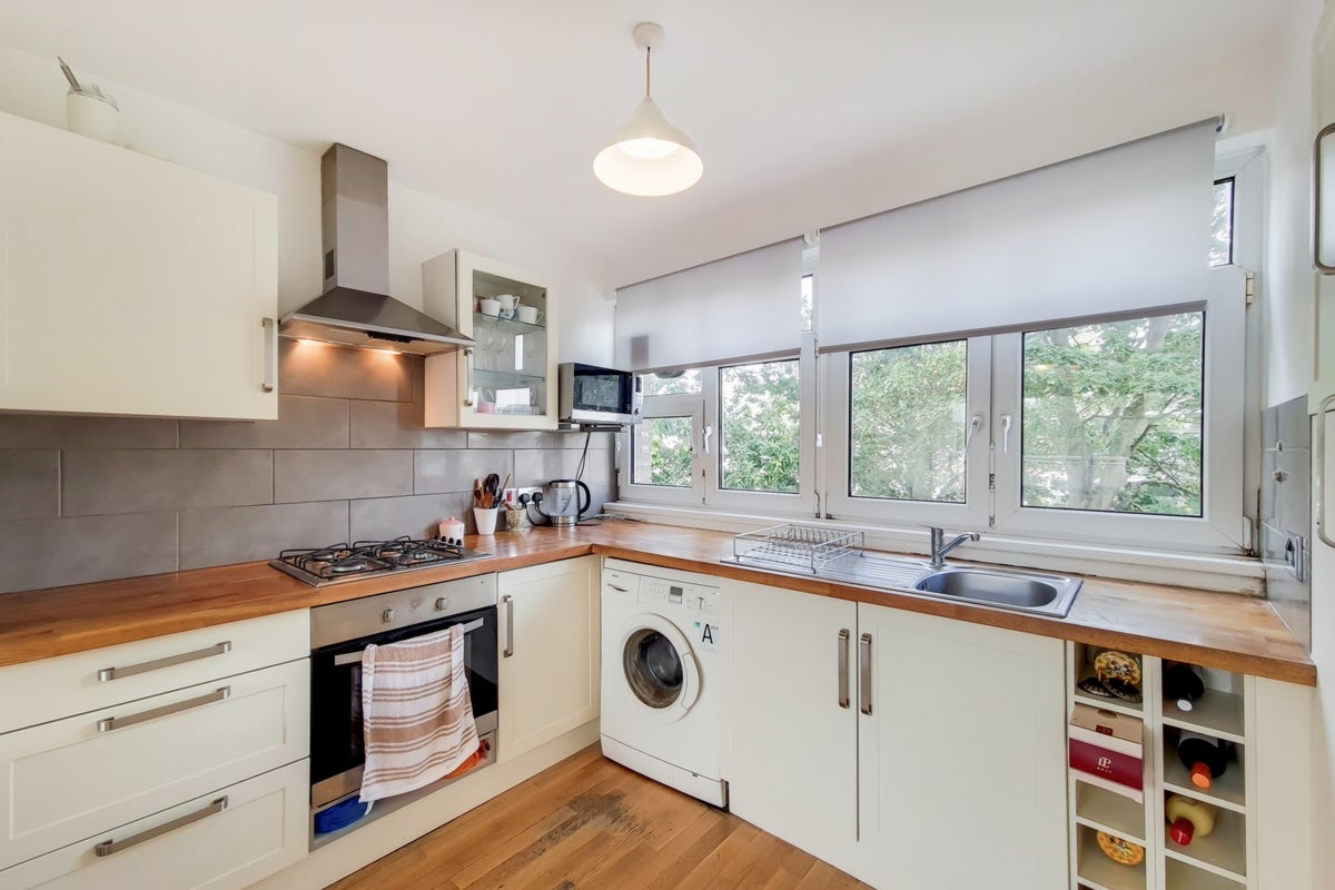 Flat Swanton Gardens in Greater London
