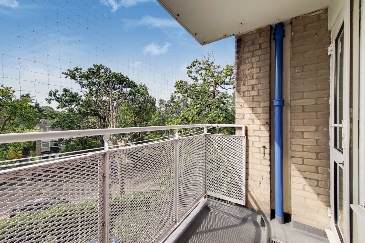 Flat Swanton Gardens in Greater London