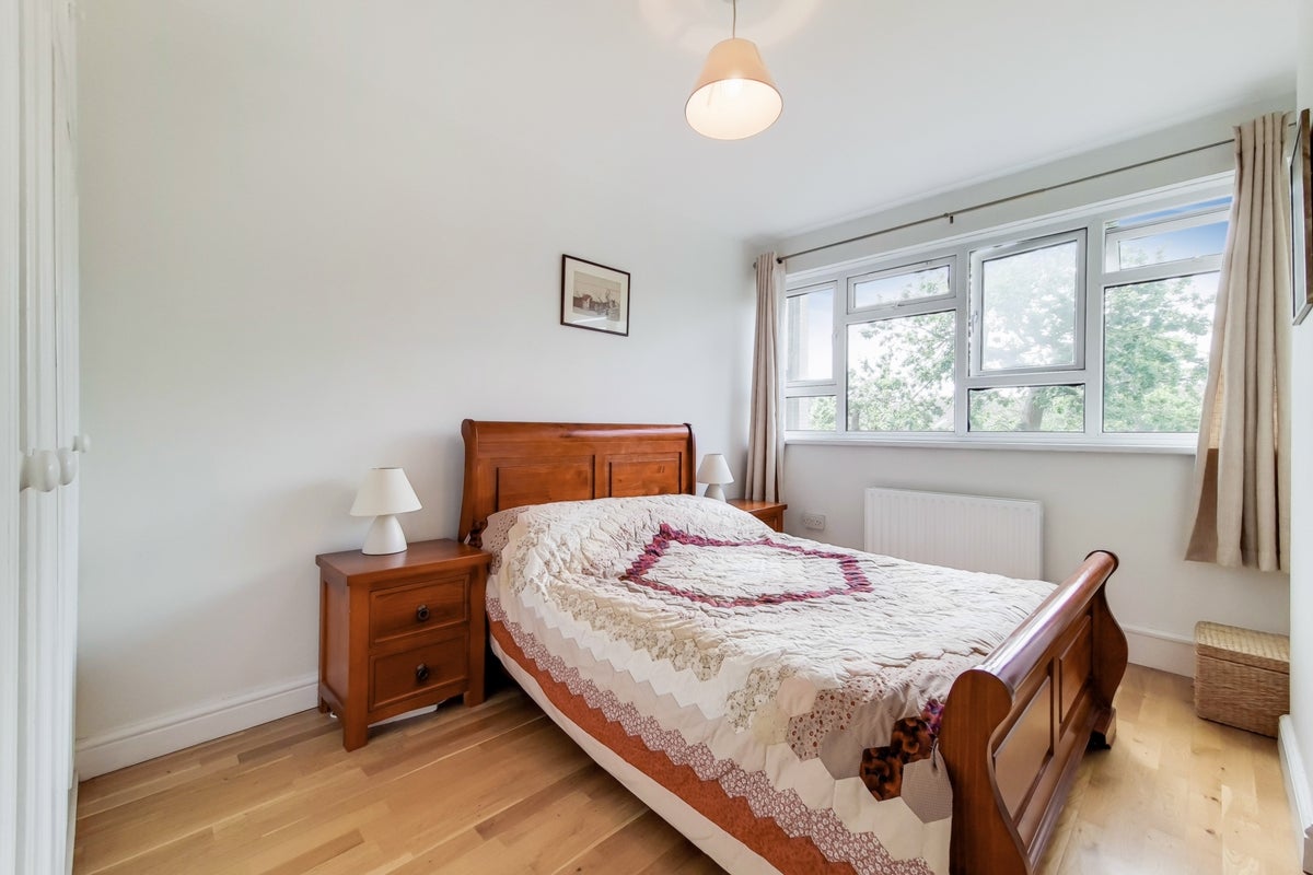 Flat Swanton Gardens in Greater London