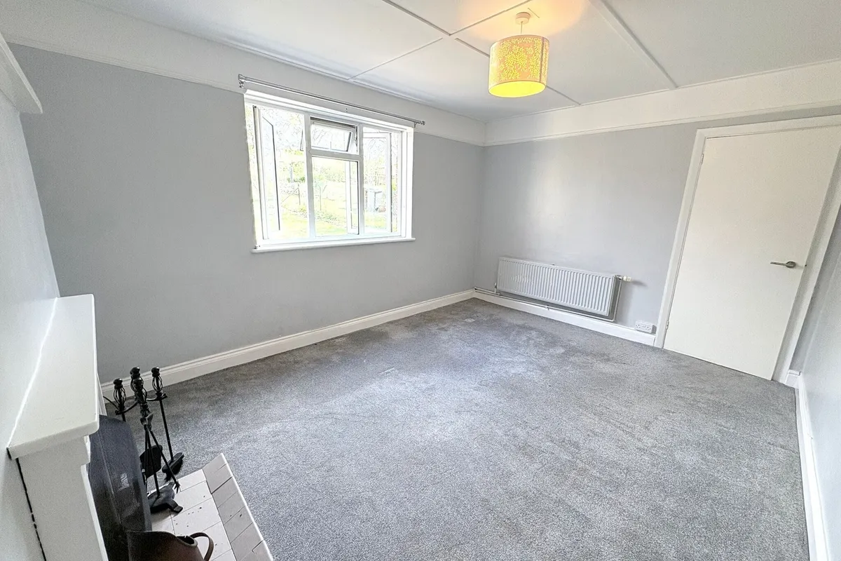 Flat Gilberts Drive in Wealden