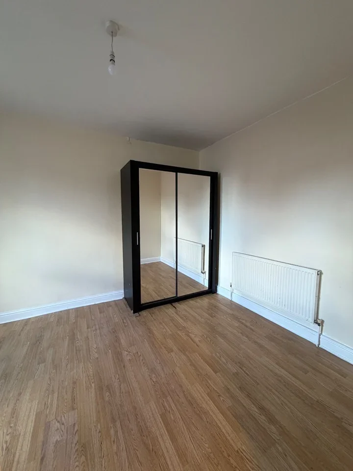 Flat Green Lane in Greater London
