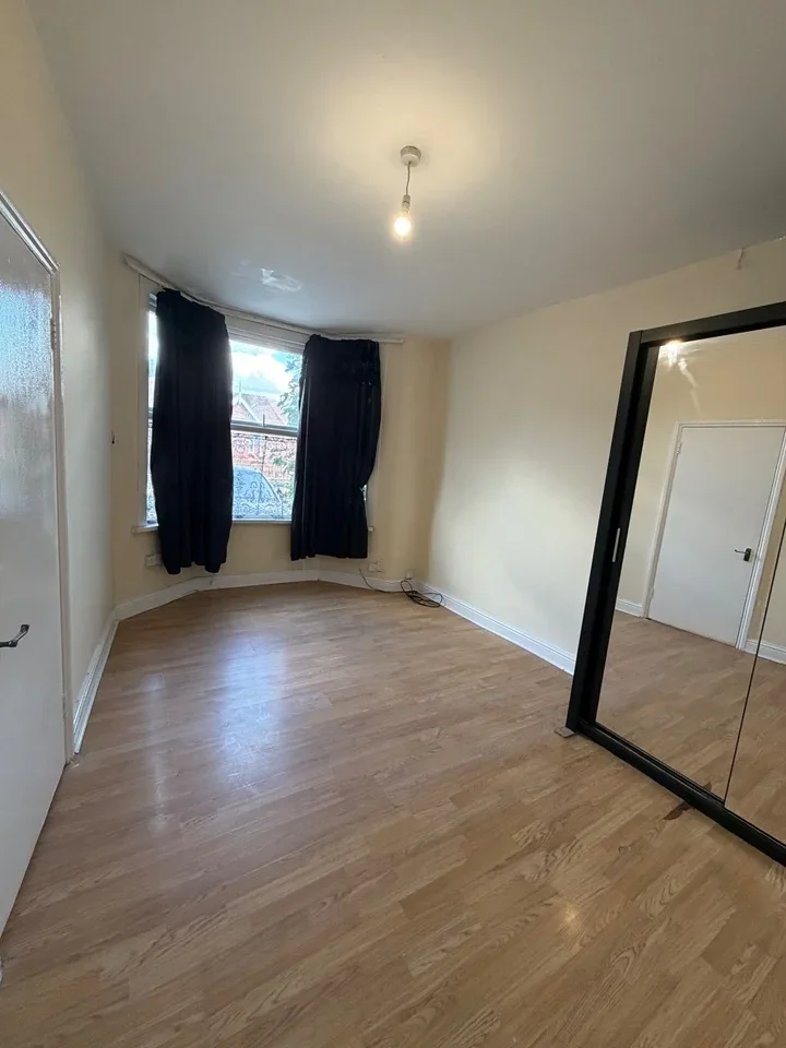 Flat Green Lane in Greater London
