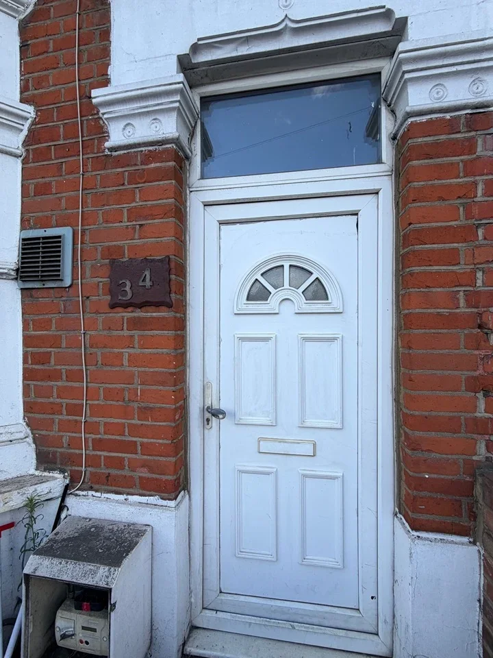 Flat Green Lane in Greater London