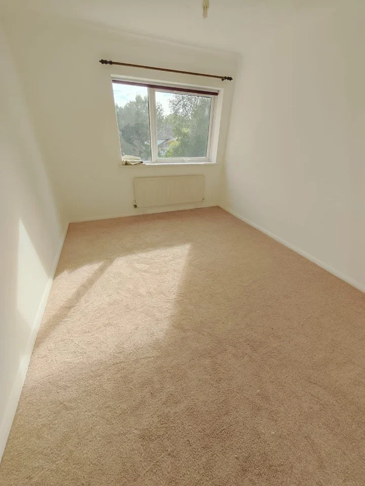 Flat Dickens Drive in Greater London