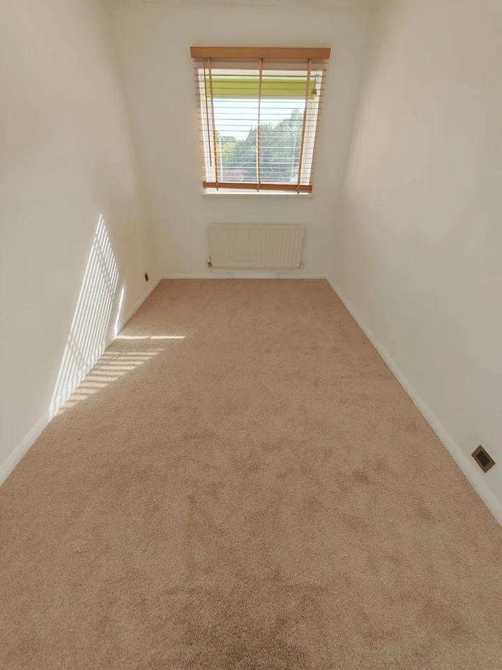 Flat Dickens Drive in Greater London