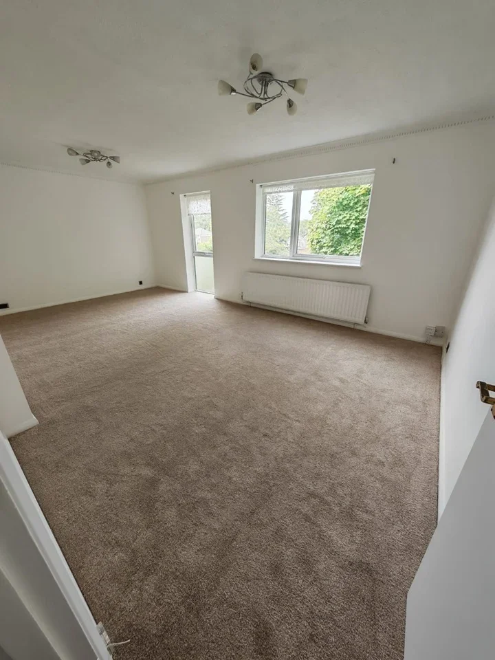 Flat Dickens Drive in Greater London