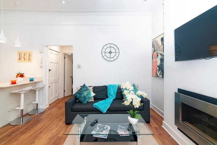 Flat Cresswell Gardens in Greater London