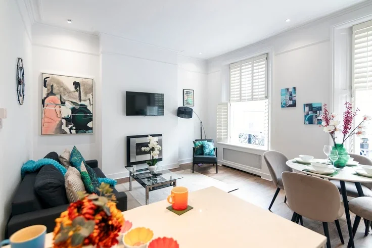 Flat Cresswell Gardens in Greater London