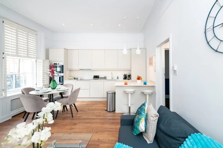 Flat Cresswell Gardens in Greater London