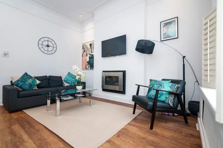 Flat Cresswell Gardens in Greater London