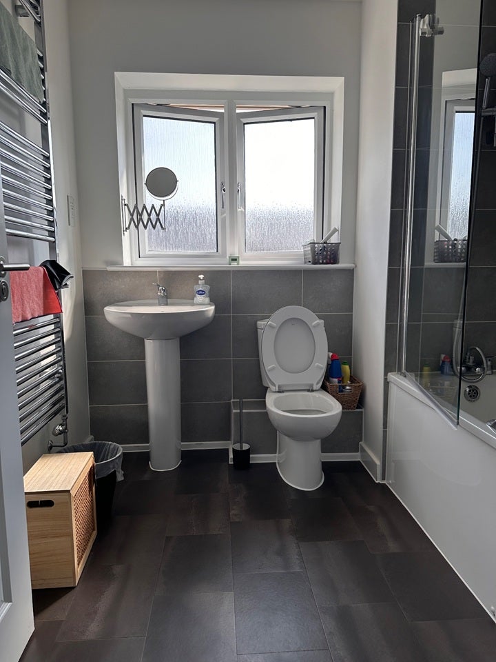 Room Springhead Parkway in Gravesham
