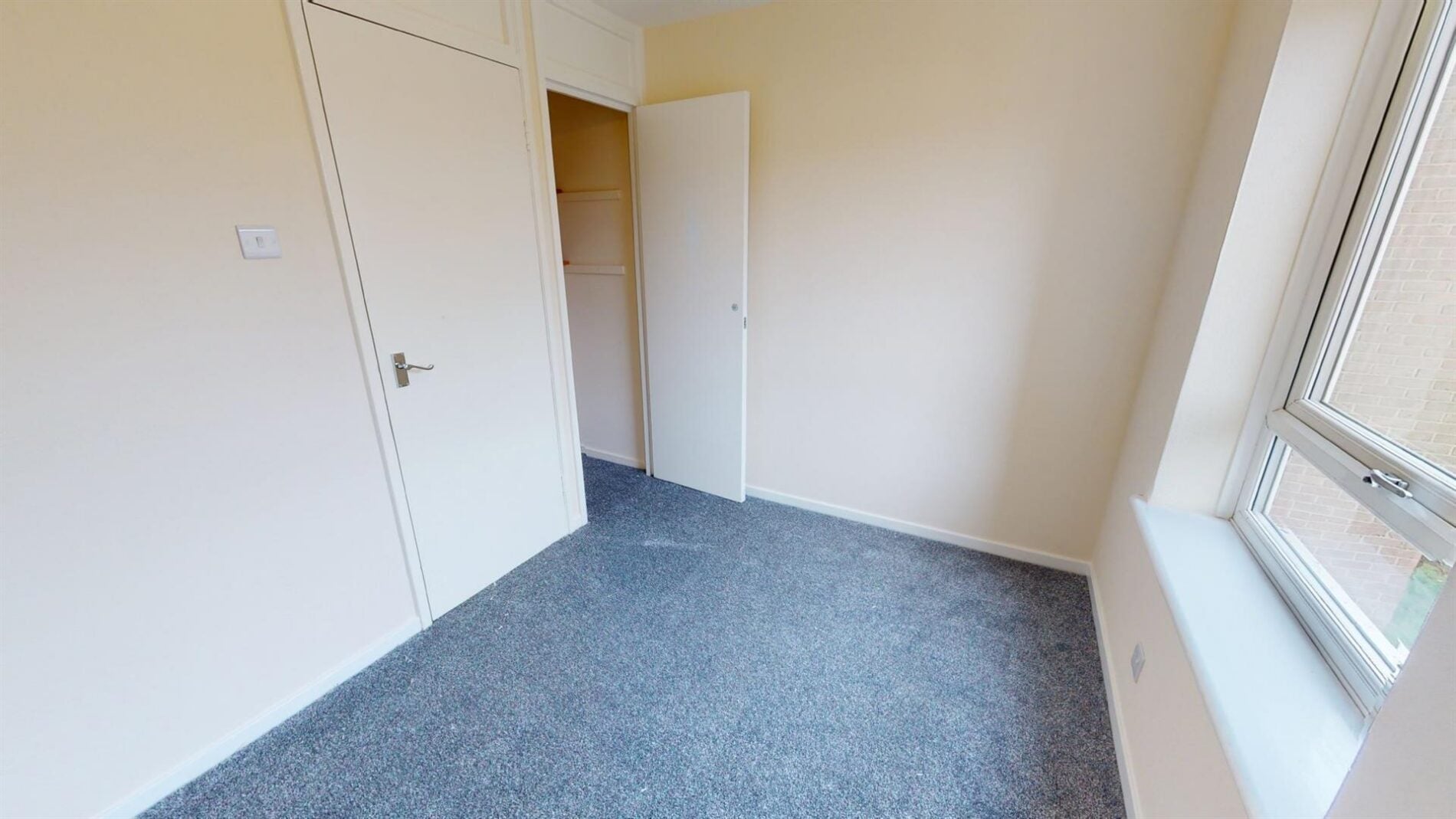 Flat Woodcote Road in Greater London