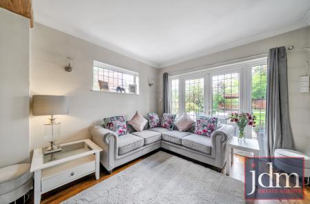 Flat Fairoak Drive in Greater London