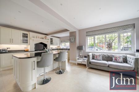 Flat Fairoak Drive in Greater London
