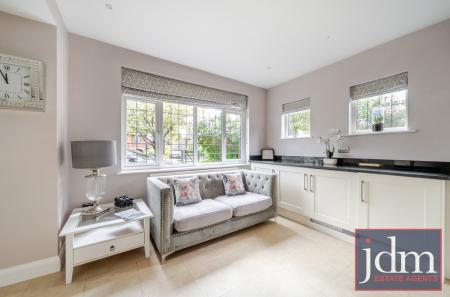 Flat Fairoak Drive in Greater London