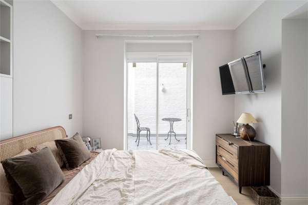 Flat Clanricarde Gardens in Greater London