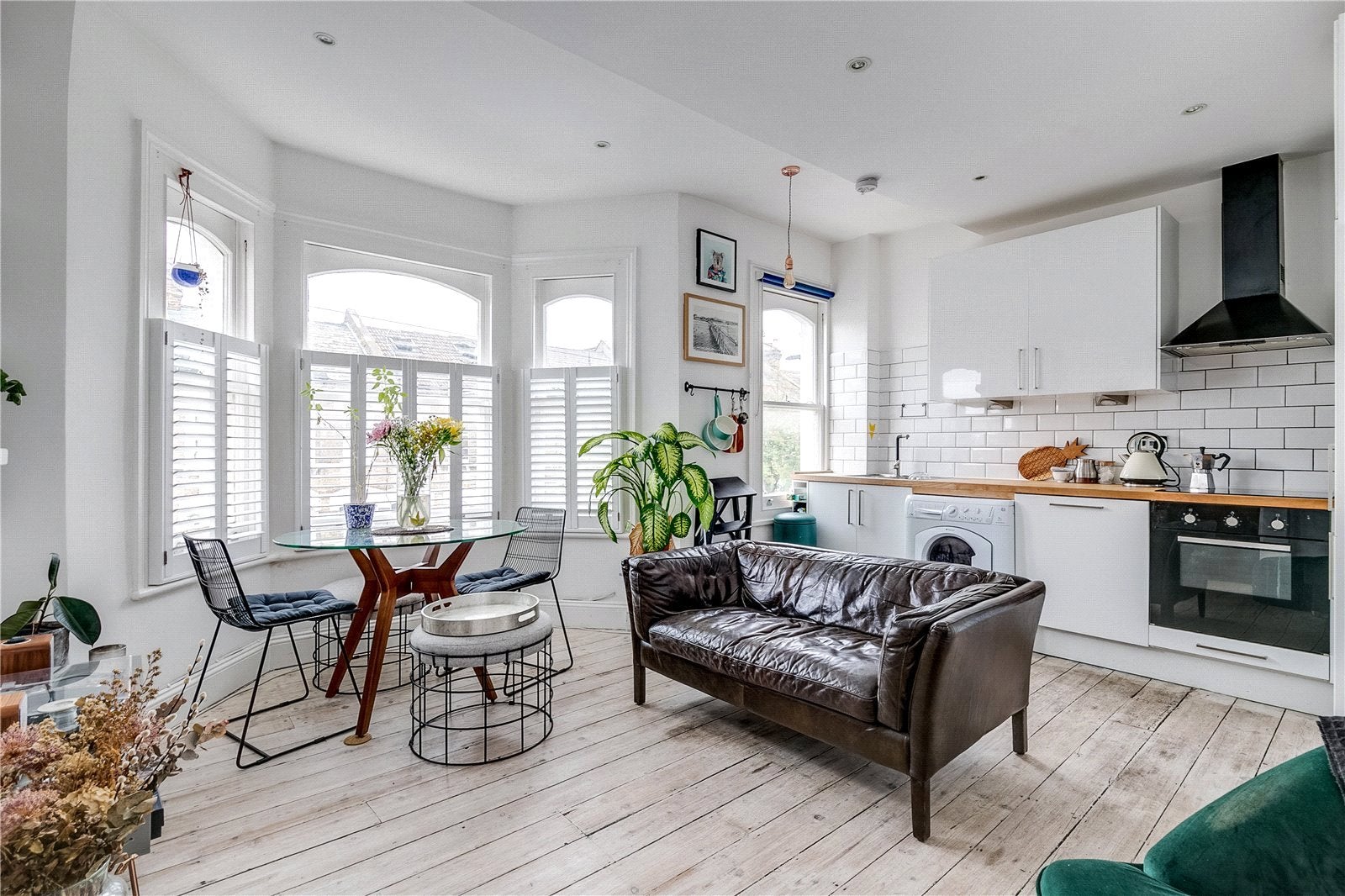 Flat Corrance Road in Greater London