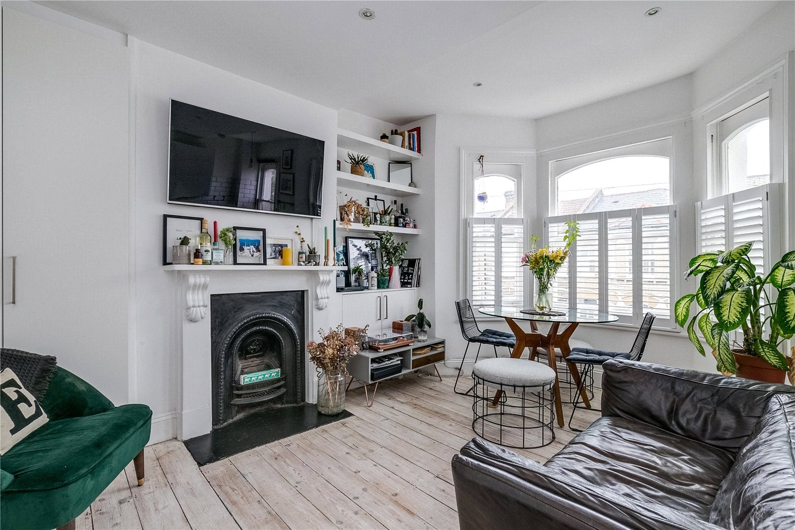 Flat Corrance Road in Greater London