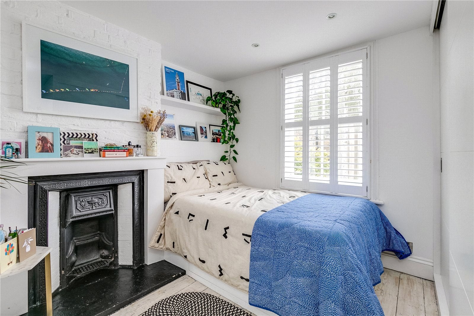 Flat Corrance Road in Greater London