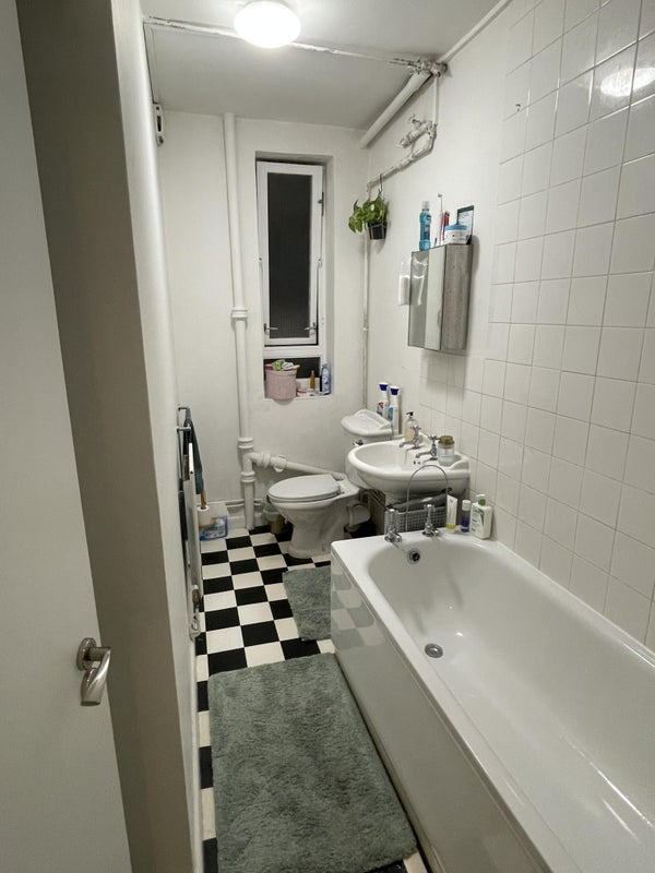 Room McAuley Close in Greater London