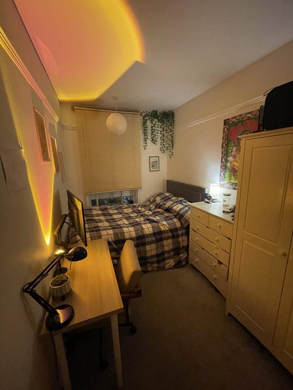 Room McAuley Close in Greater London
