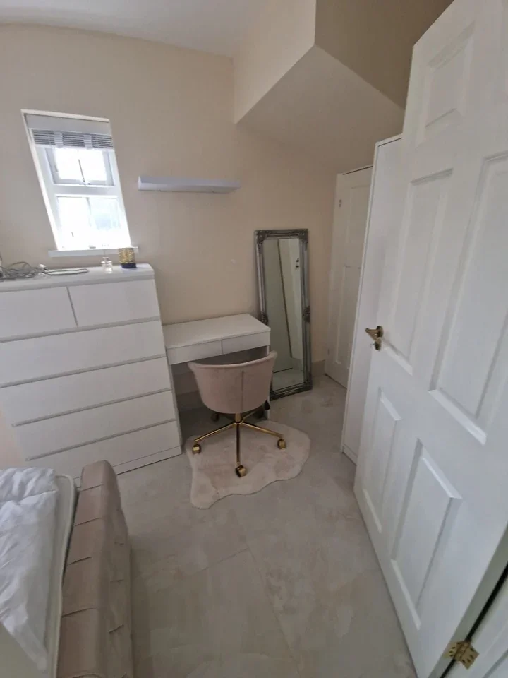 Room Northumberland Crescent in Greater London