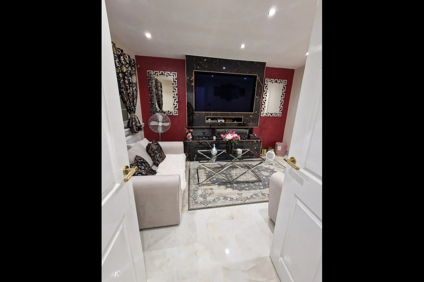 Room Northumberland Crescent in Greater London