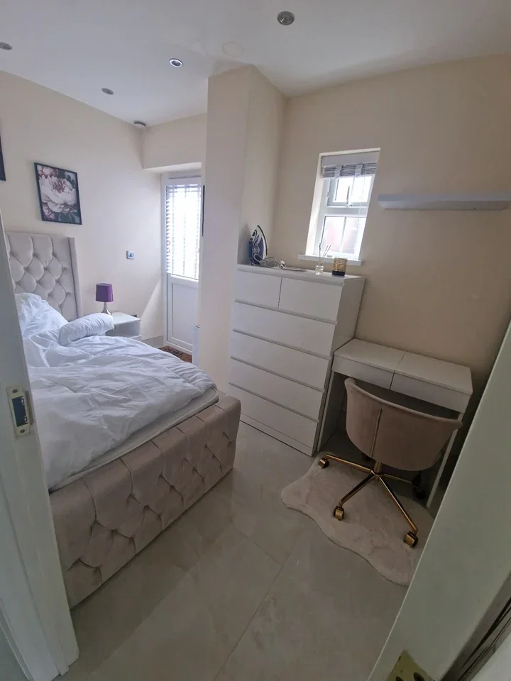 Room Northumberland Crescent in Greater London
