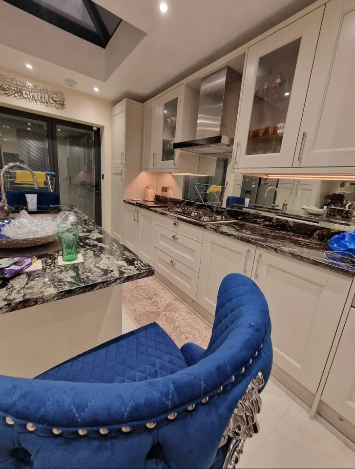 Room Northumberland Crescent in Greater London