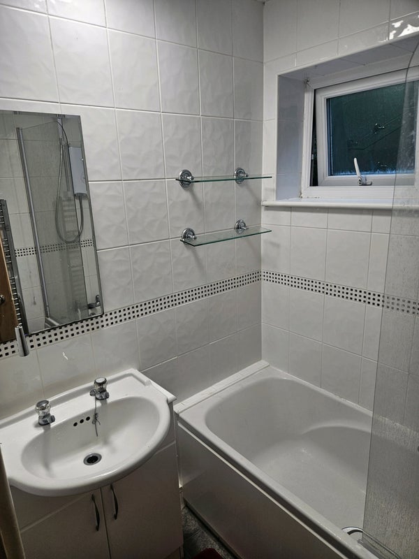 Room Longden Close in Nottingham