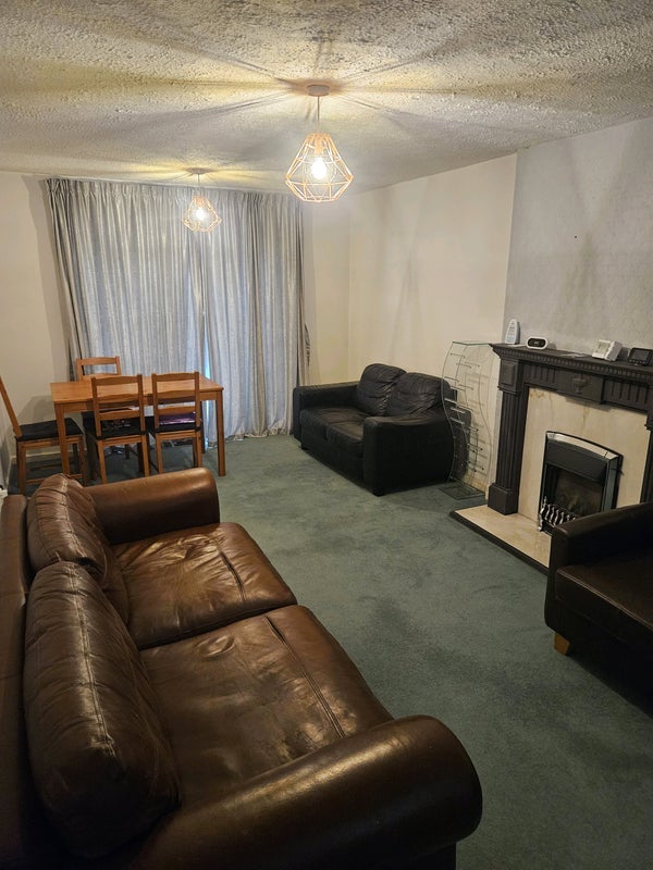 Room Longden Close in Nottingham