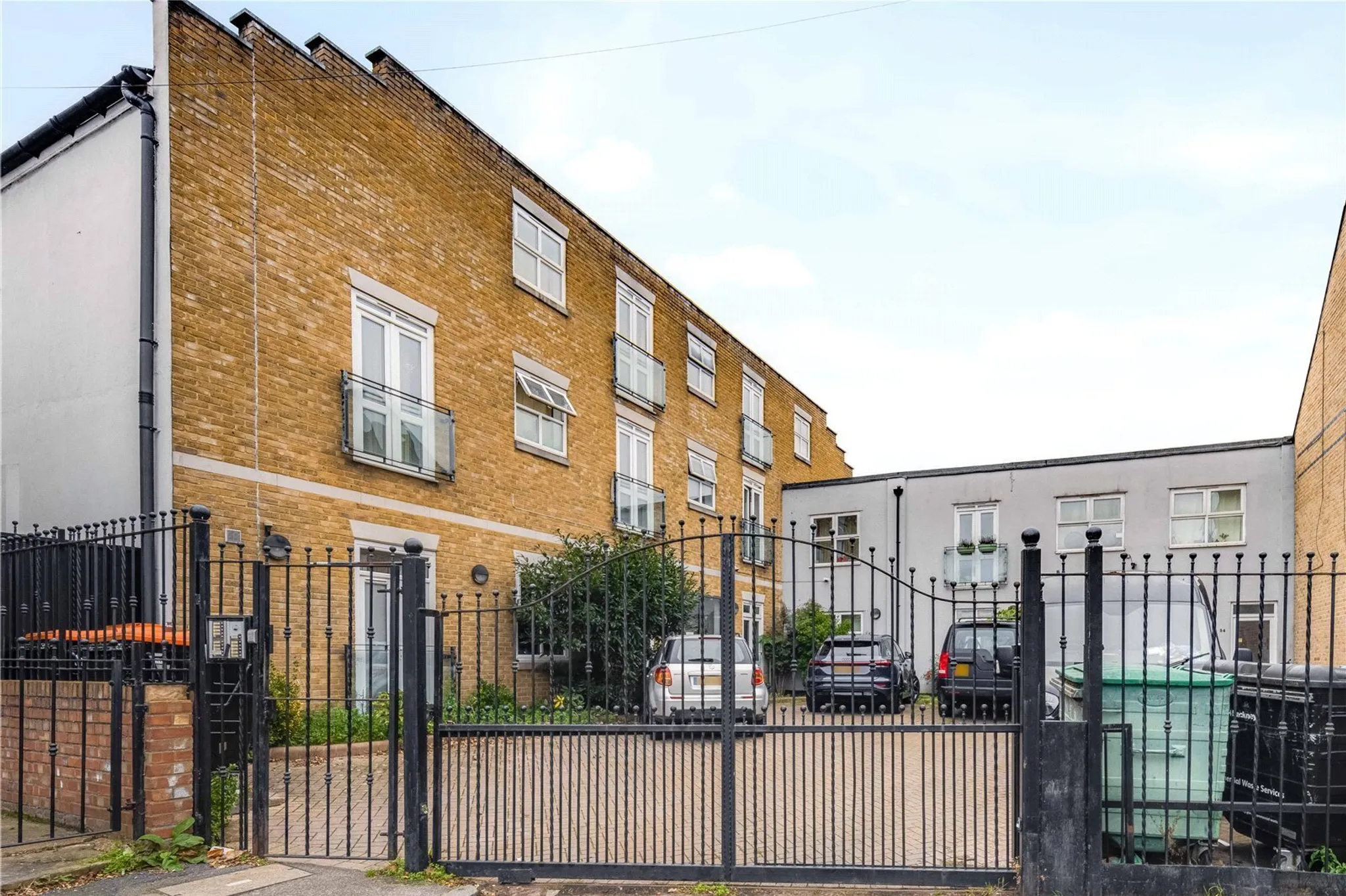 Room Somerford Grove in Greater London