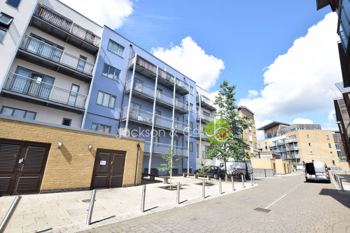 Flat Quayside Drive in Colchester