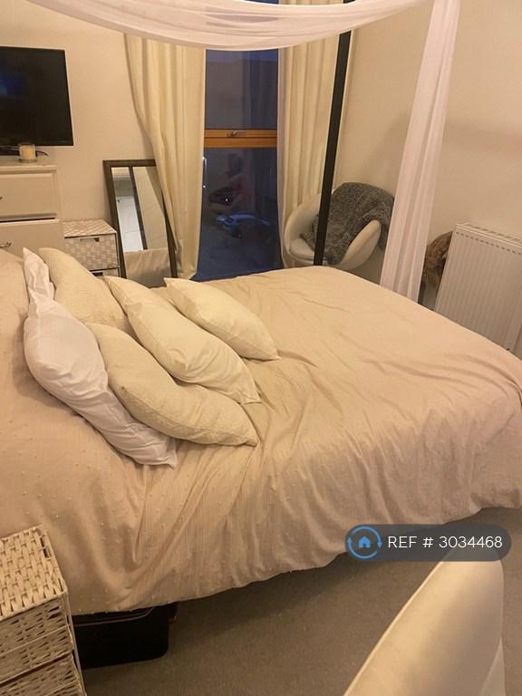 Room Fielders Crescent in Greater London