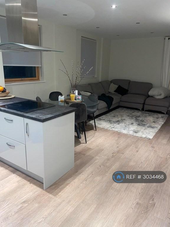 Room Fielders Crescent in Greater London