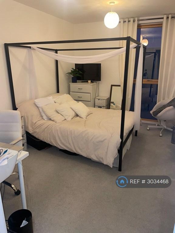 Room Fielders Crescent in Greater London