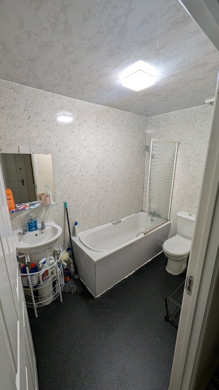Room Lauderdale Crescent in Manchester