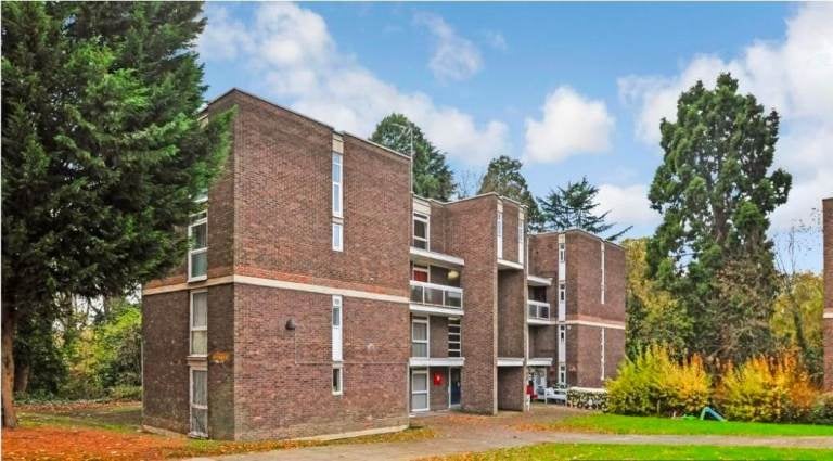 Flat Ballards Lane in Greater London
