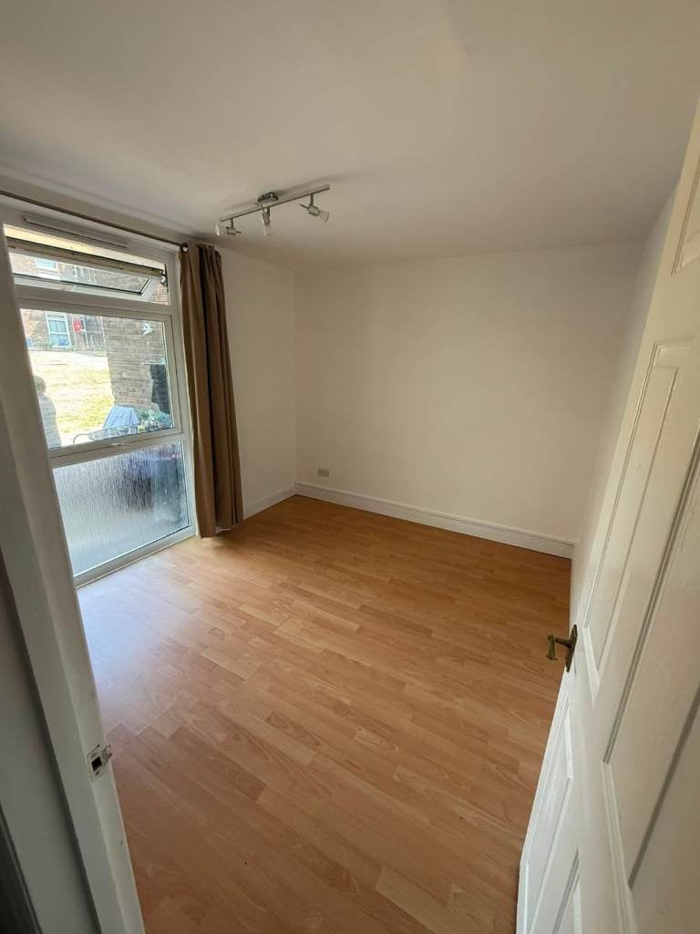 Flat Ballards Lane in Greater London