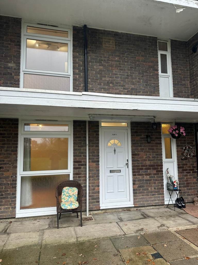 Flat Ballards Lane in Greater London