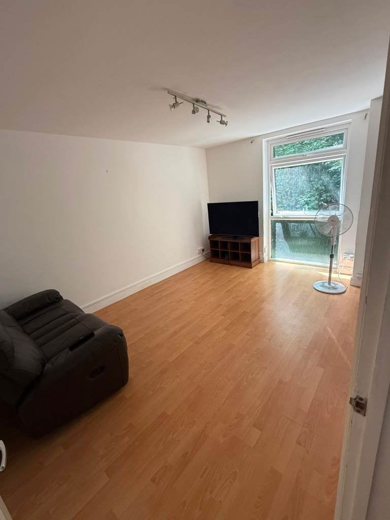 Flat Ballards Lane in Greater London