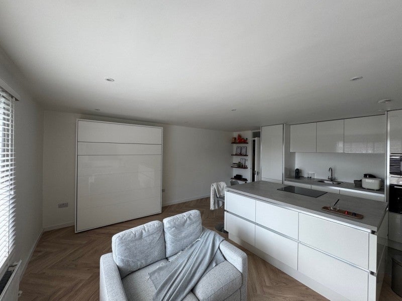 Flat De Havilland Way in Borough of Spelthorne