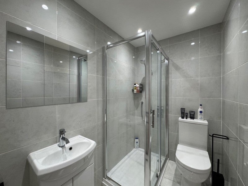 Flat De Havilland Way in Borough of Spelthorne