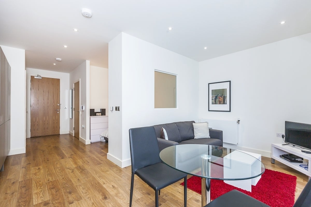 Flat New Village Avenue in Greater London