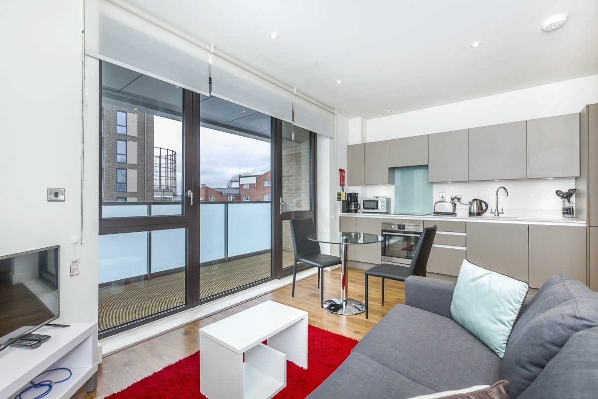 Flat New Village Avenue in Greater London