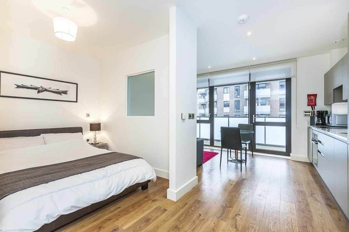 Flat New Village Avenue in Greater London